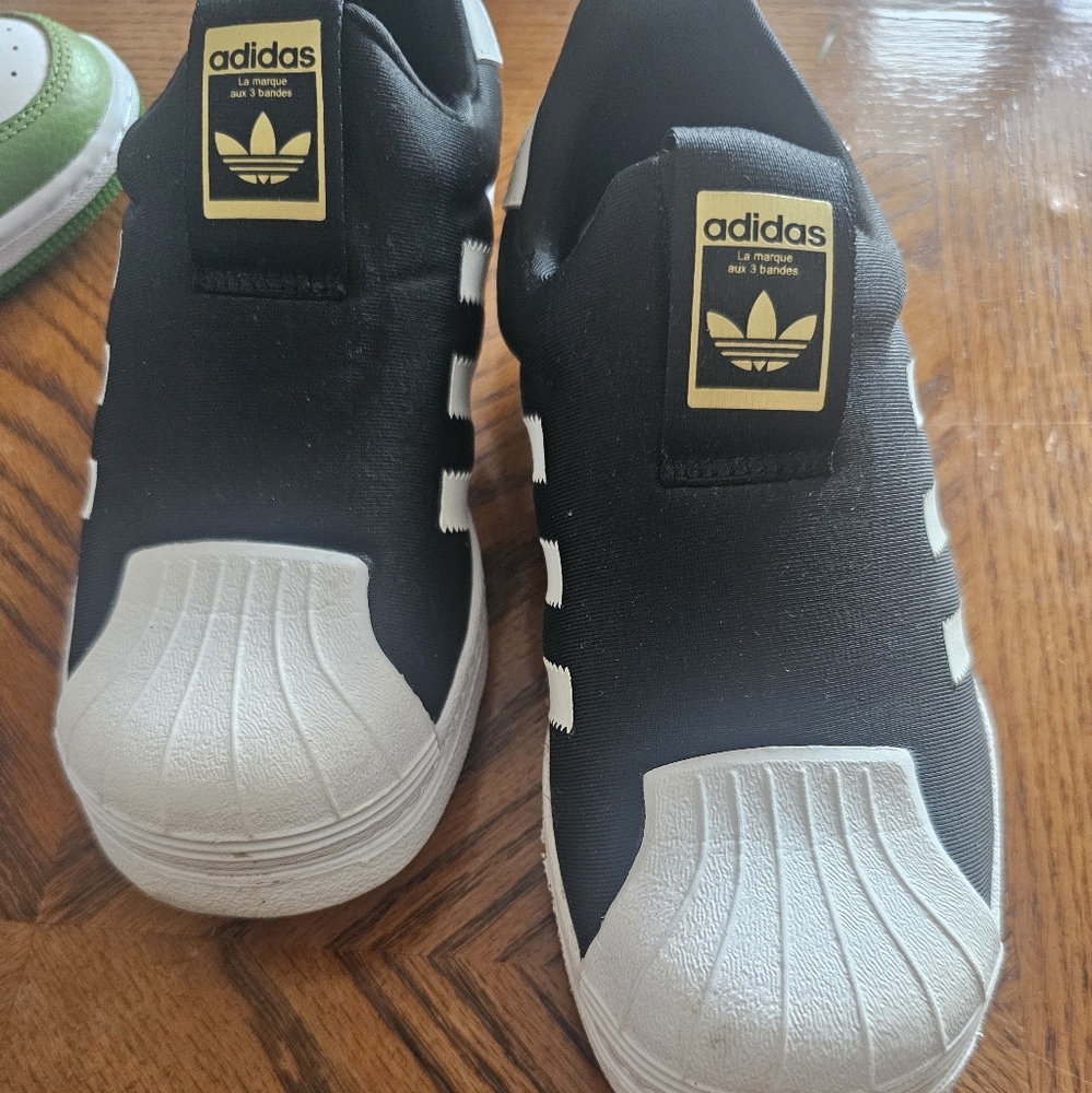 ADIDAS Boys slip on superstars Size 2.5
